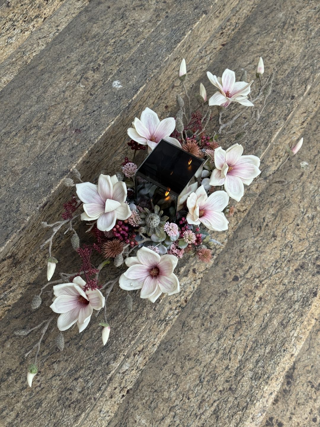 Kompozycja z gumowych magnolii